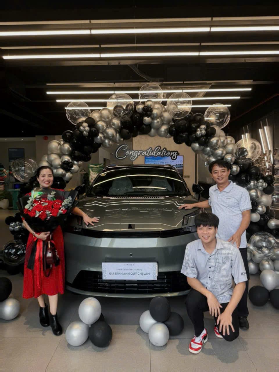 Lễ bàn giao xe Lynk & Co tại showroom
