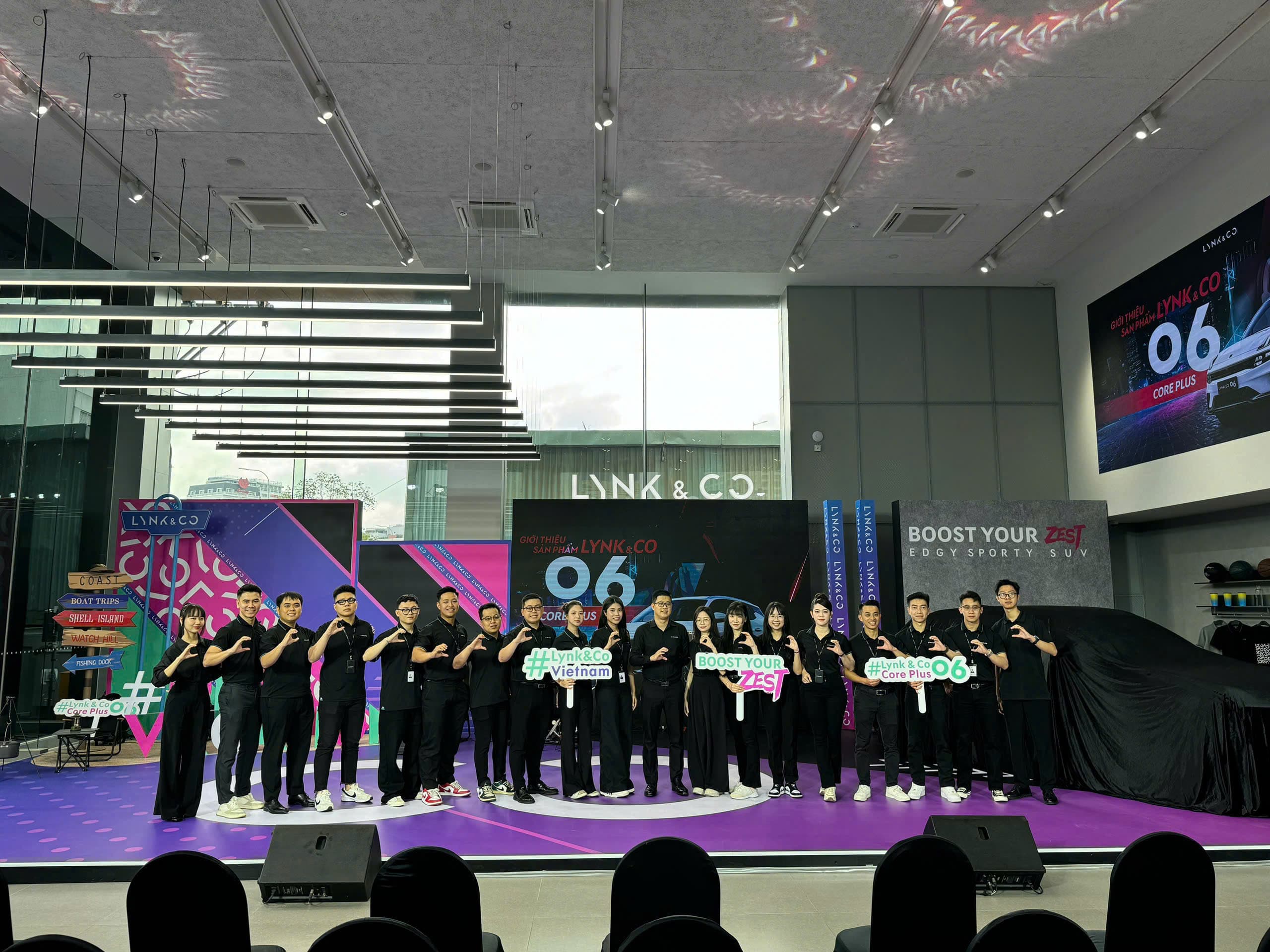 Không gian showroom Lynk & Co Sài Gòn tại 220 Nguyễn Hữu Cảnh, P. Thạnh Mỹ Tây, TP. Hồ Chí Minh